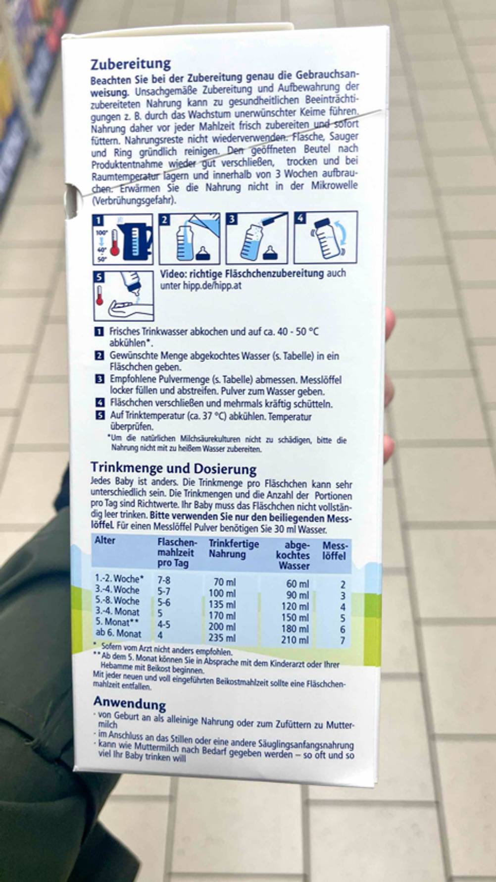 Auf der Packungsseite von getesteter Milchnahrung ist eine bebilderte Anleitung.