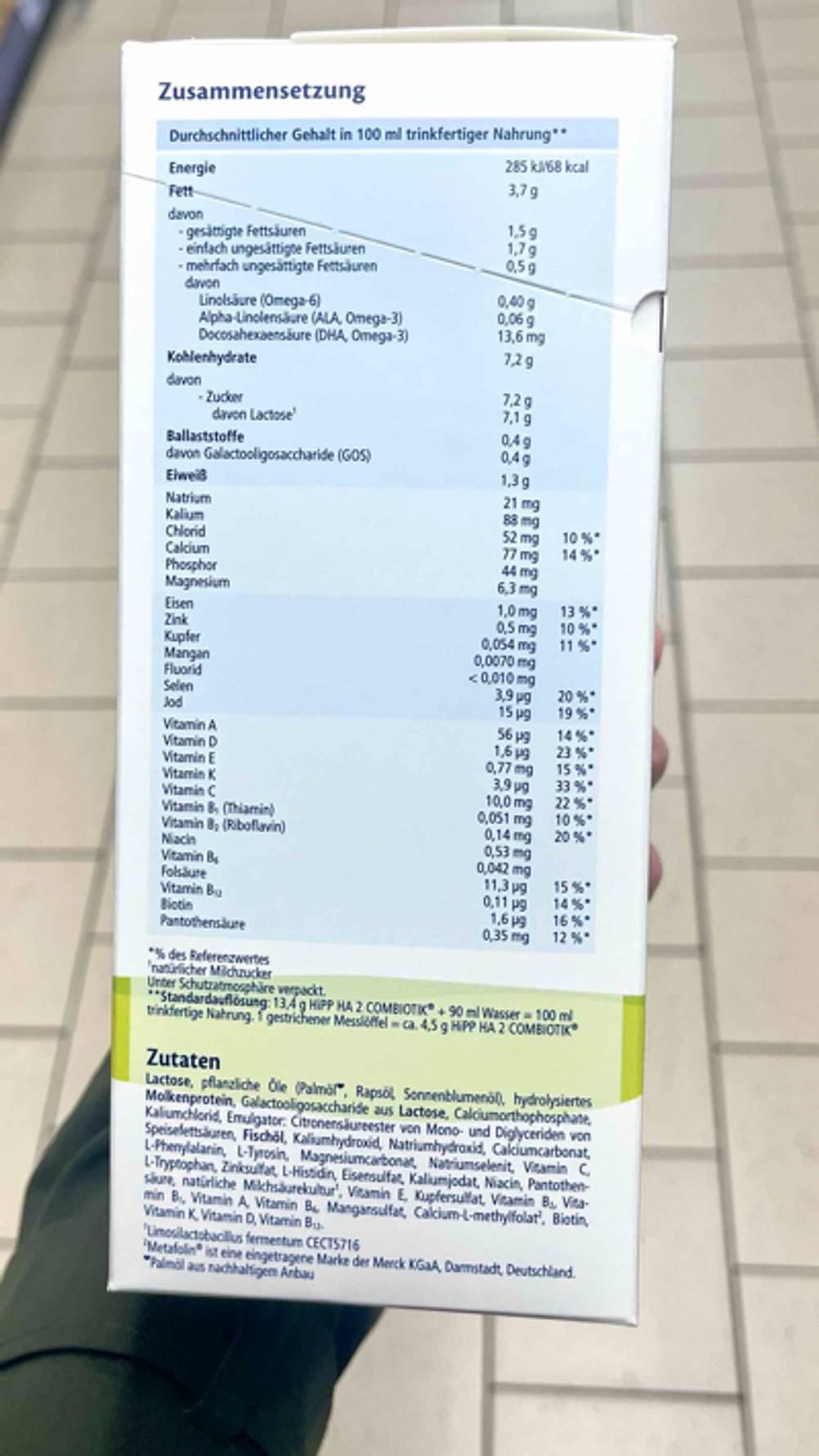Auf der Seite einer Packung Milchnahrung im Test stehen die Zutaten.