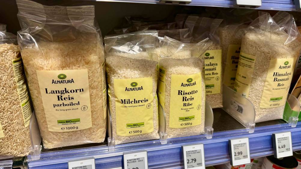 Mehrere Packungen des Milchreises im Test in einem Verkaufsregal.