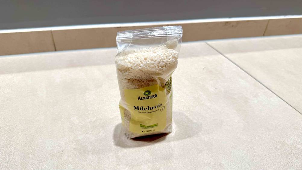 Eine Packung des Milchreises von schräg oben auf einem hellen Boden.