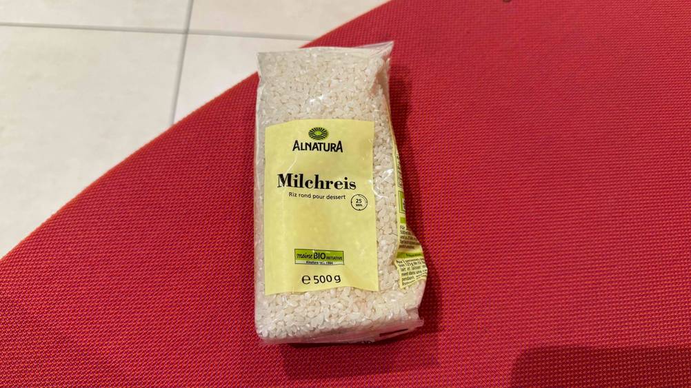 Milchreis-Test: Eine Packung von oben auf einem roten Polster.