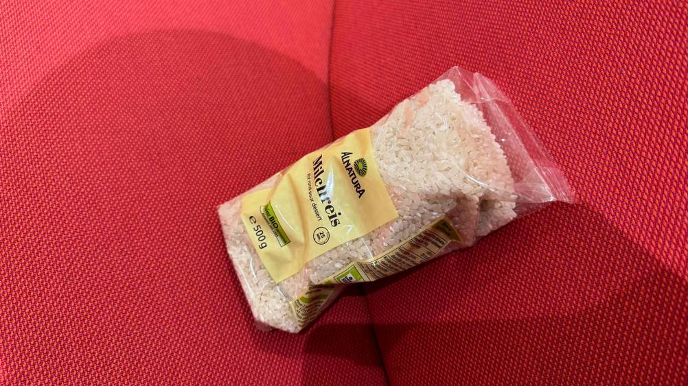 Milchreis getestet: Seitenansicht der Packung auf einem roten Polster.