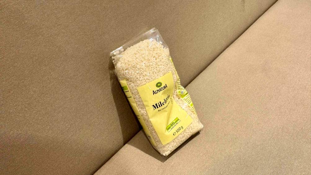 Seitenansicht einer Packung des getesteten Milchreises auf einem beigen Polster.