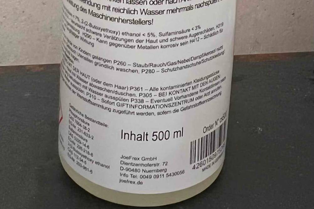 Im Test: Nahaufnahme des Labels eines Milchsystemreinigers.
