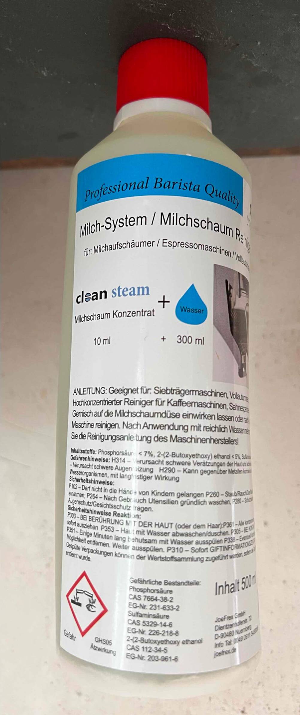 Milchsystemreiniger im Test: Eine 500-ml-Flasche mit rotem Verschluss.