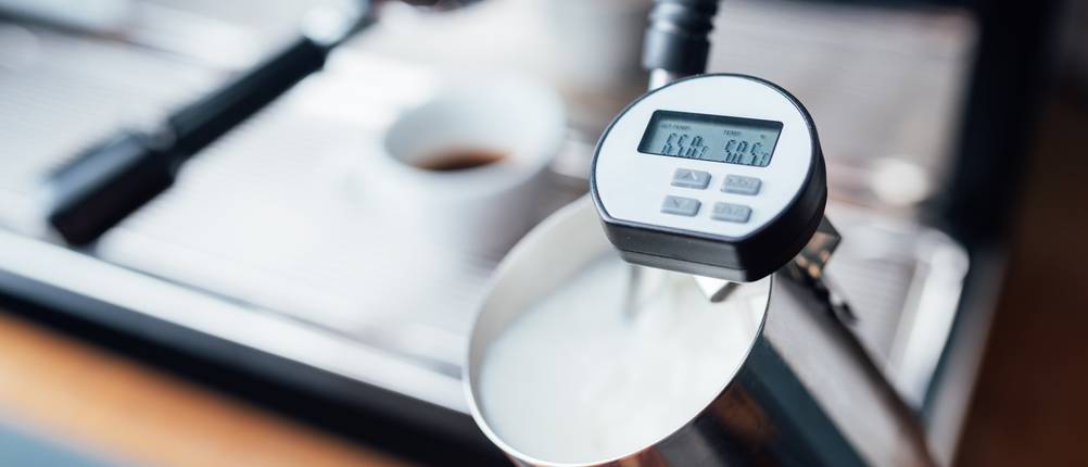 Milchthermometer im Test: Digitales Milchtermometer in Milchkanne