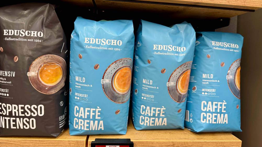 Milde Kaffeebohnen im Test: Mehrere Packungen in einem Verkaufsregal.