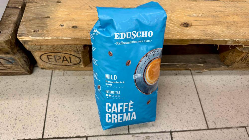 Milde Kaffeebohnen getestet: An einer Holzpalette lehnt eine Packung.