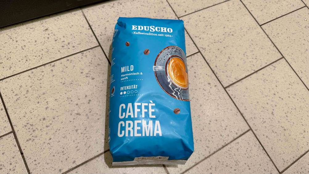Eine Packung der getesteten milden Kaffeebohnen liegt auf dem Fließenboden.