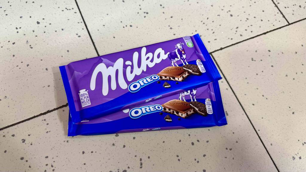 Getestete Milka-Schokolade: zwei Tafeln der Sorte Oreo liegen auf einem Fliesenboden.