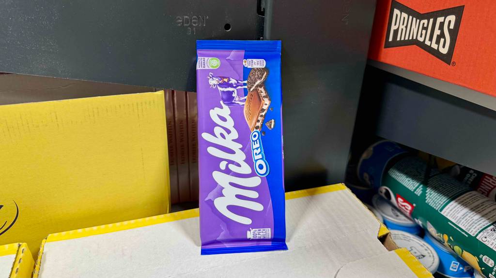 Im Test: Eine Tafel Milka-Schokolade steht hochkant auf einem Karton.