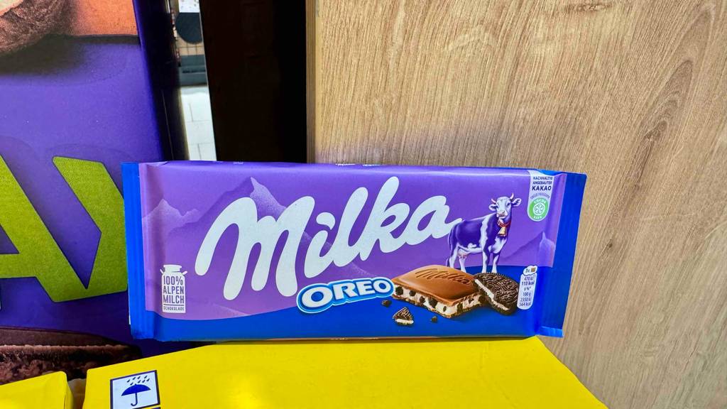 Milka-Schokolade-Test: Auf der Tafel ist groß der Markenname geschrieben.