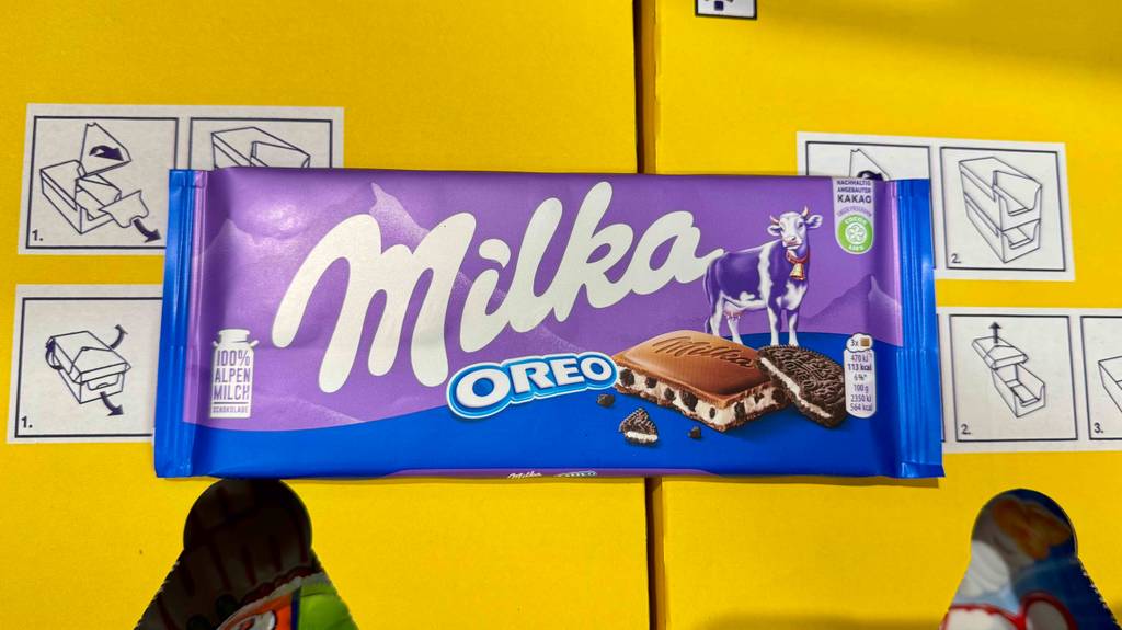 Milka-Schokolade-Test: Auf einem Karton liegt eine Tafel der Sorte Oreo.