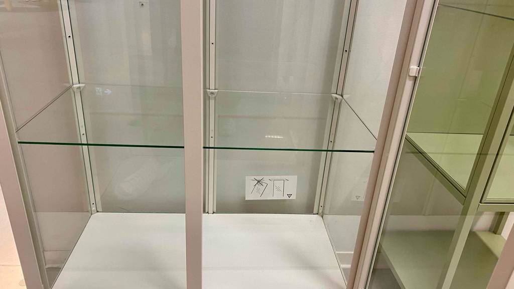 Blick auf die Glasböden in einer getesteten Sammlervitrine.