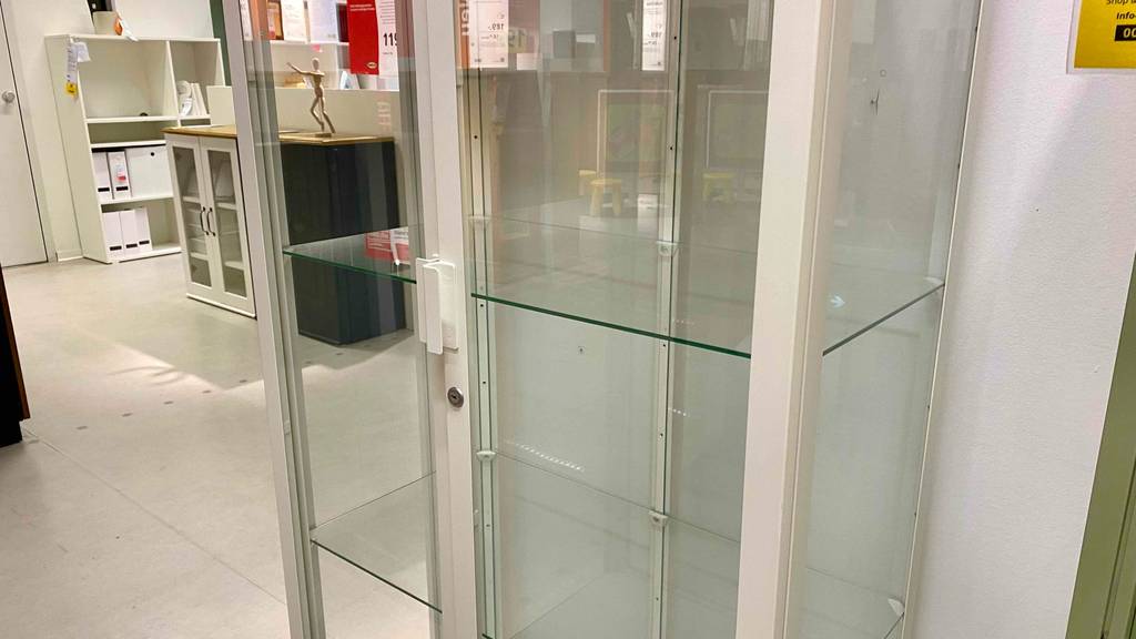 Blick auf die Türgriffe einer getesteten Sammlervitrine.