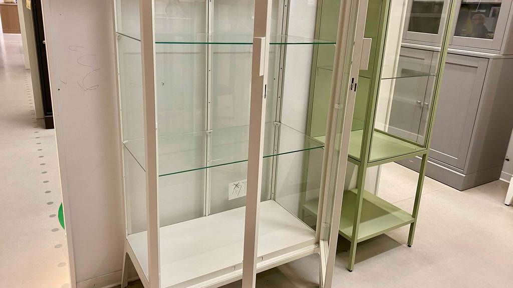 Im Test: Seitliche Ansicht einer Sammlervitrine mit einer halb geöffneten Tür.