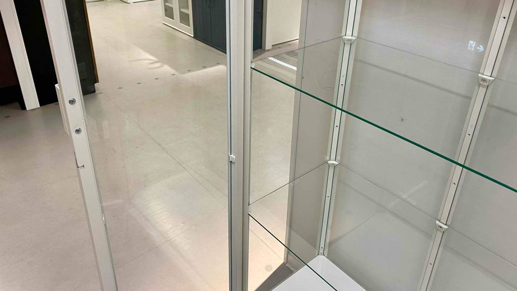 Blick auf die geöffnete Tür einer getesteten Sammlervitrine.