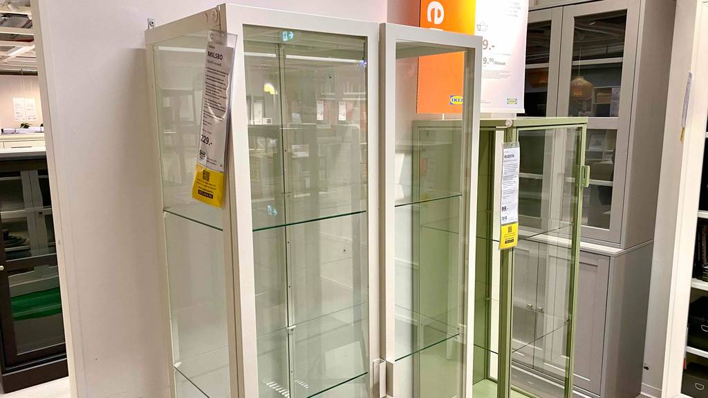 Sammlervitrine im Test: Seitenansicht einer Vitrine mit weißem Holzrahmen.