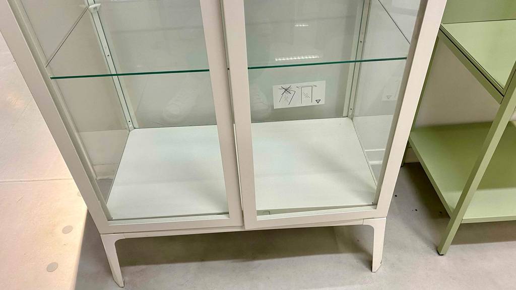 Ansicht des unteren Teils mit Standfüßen einer getesteten Sammlervitrine.