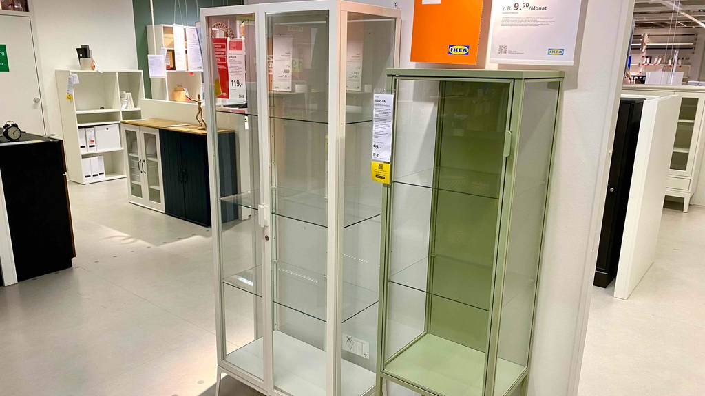 Im Test: Eine Sammlervitrine steht neben anderen Möbeln in einem großen Raum.