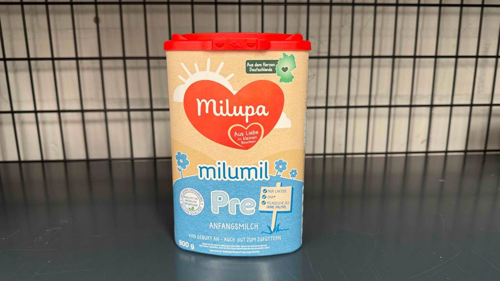 Milupa-Babynahrung-Test: Eine Dose steht in einem schwarzen Gitterregal.