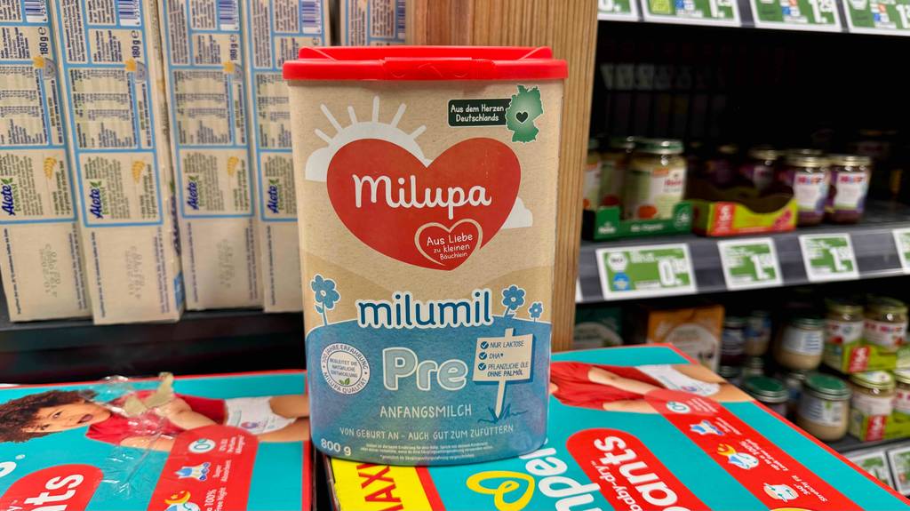 Eine Dose Milupa-Babynahrung steht zum testen auf einem Karton Windeln.