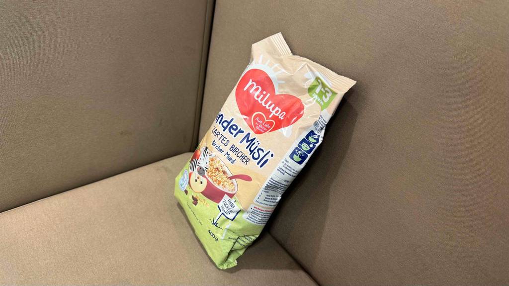 Kindermüsli getestet: Eine Packung steht auf einer grauen Couch.