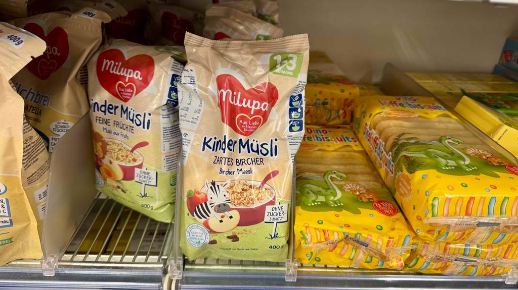 Kindermüsli im Test: Mehrere Packungen stehen neben anderen Produkten in einem Regal.