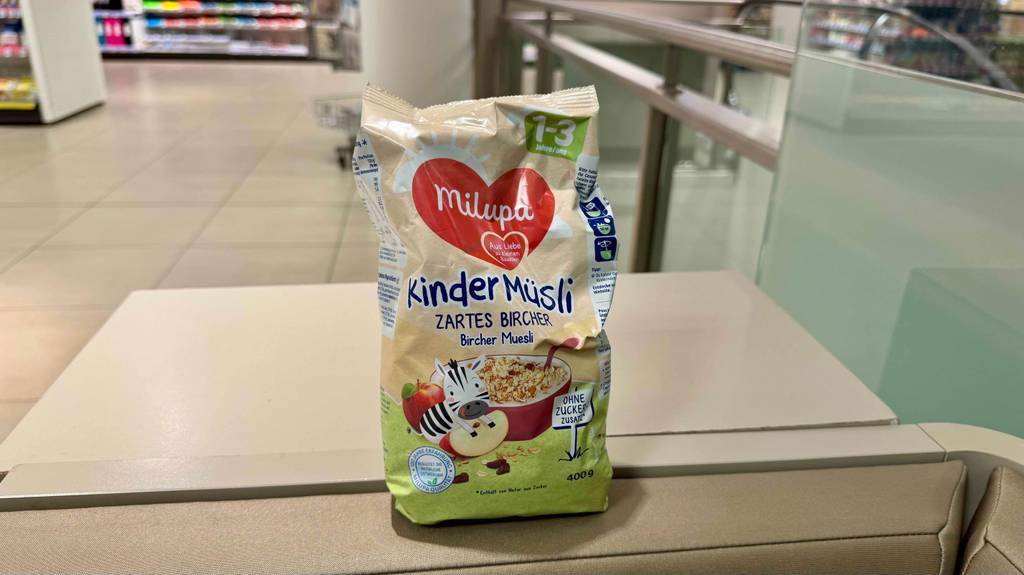 Auf der Vorderseite einer Packung getestetes Kindermüsli ist der Inhalt bebildert.