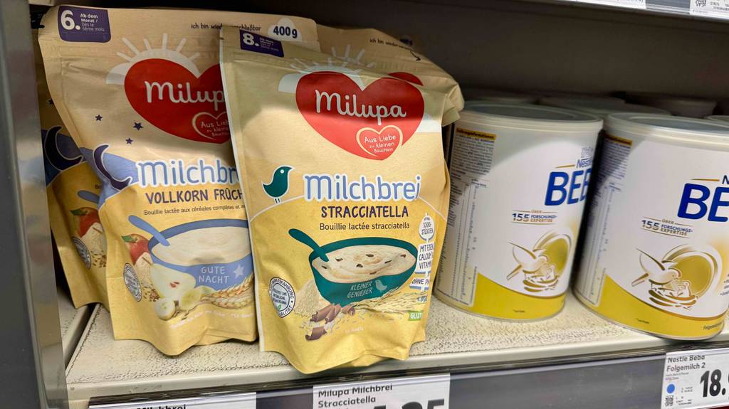 Im Test: Milchbrei in der 400-g-Tüte der Marke Milupa steht auf Verkaufsregal neben anderen Fertigbreis.