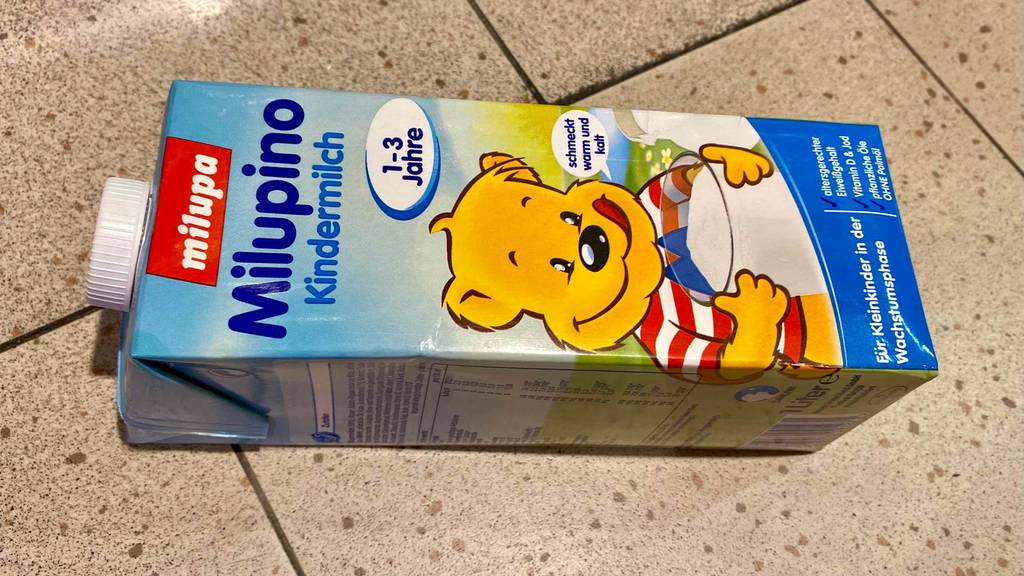 Getestet: Tetrapack Milupino Kindermilch 1-3 Jahre liegt auf hellem Fliesenboden.