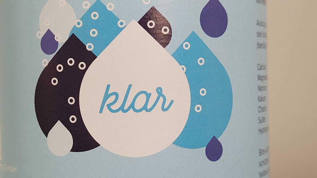 Getestetes Mineralwasser der Marke Klar befindet sich abgefüllt in einer Kunststoffflasche. 