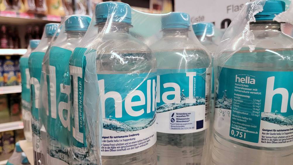 Mineralwasser (medium) getestet: Nahaufnahme des Flaschenhalses mit Deckel.