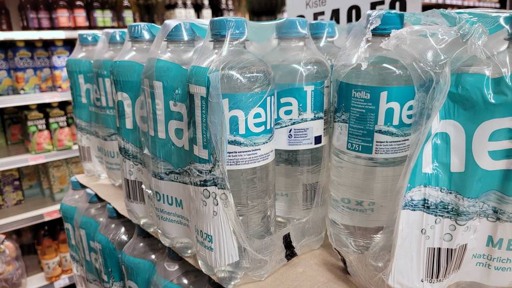 Mehrere verpackte Flaschen des getesteten Mineralwasser (medium) aufeinander.