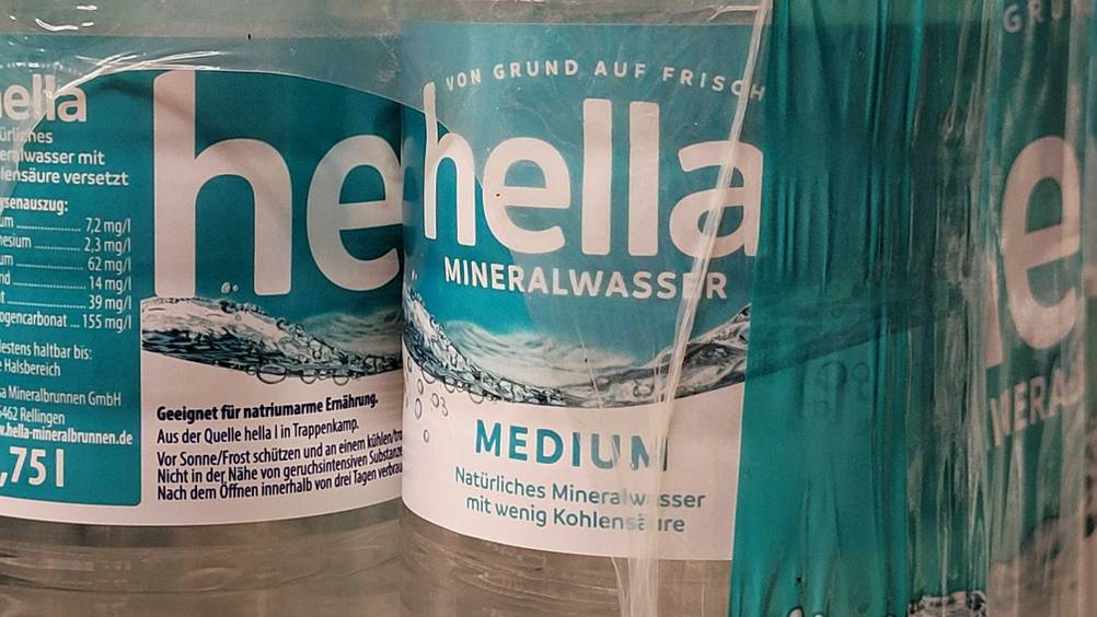 Mineralwasser (medium) im Test: Nahaufnahme des Etiketts auf der Flasche.