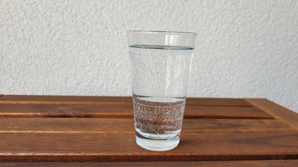 Getestetes Mineralwasser ist in einem Glas abgefüllt. 