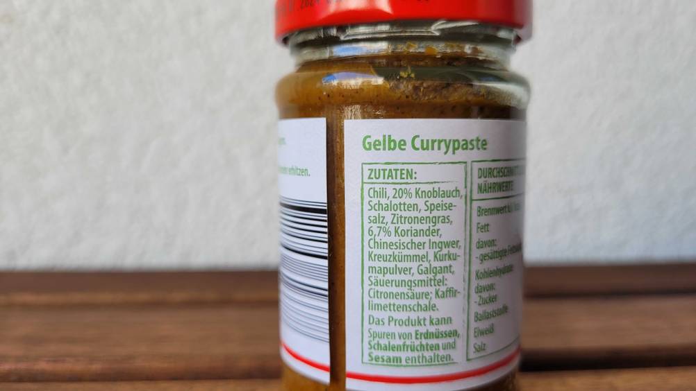 Gelbe Currypaste getestet: Nahaufnahme der Zutatenliste.