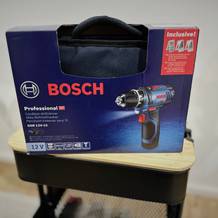 Der Akkuschrauber von Bosch ist mit seiner Verpackung ausgestellt.