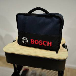 Der Mini-Akkuschrauber von Bosch ist in einer Stofftragetasche verpackt auf einem Rollwagen.