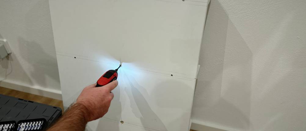 Mit dem Mini-Akkuschrauber von Einhell wird eine Schraube in eine Spanplatte geschraubt.