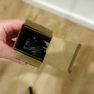 Der Ladeadapter des Einhell-Mini-Akkuschraubers ist in einem Karton verpackt.