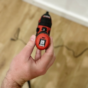 Die Rückseite des Mini-Akkuschraubers von Einhell hat einen Micro-USB-Anschluss.