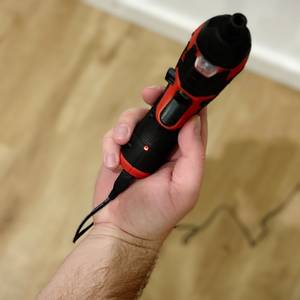 Der Mini-Akkuschrauber von Einhell wird geladen. Eine rote LED leuchtet.