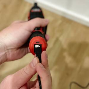 Das Ladekabel des Mini-Akkuschraubers von Einhell wird in die USB-Buchse gesteckt.