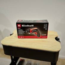 Die Verpackung des Mini-Akkuschraubers von Einhell steht auf einem Rollwagen.