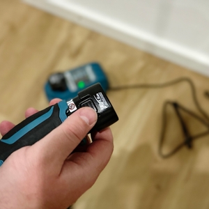 Der Akku des Makita-Mini-Akkuschraubers wird in das Gerät gesteckt.