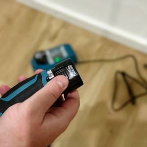 Der Akku des Makita-Mini-Akkuschraubers wird in das Gerät gesteckt.