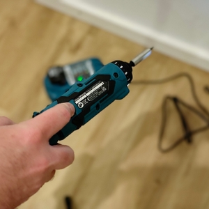 Der Mini-Akkuschrauber von Makita wird nach dem Laden erstmalig wieder benutzt.