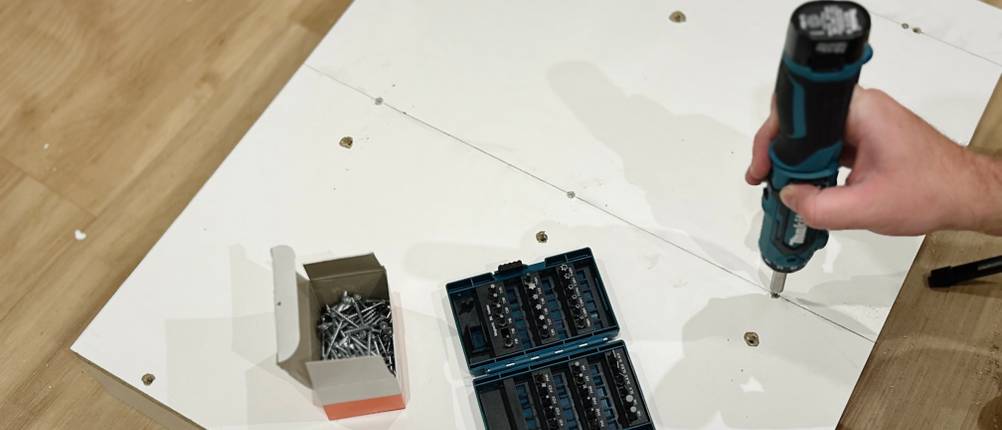 Mit dem Mini-Akkuschrauber von Makita wird eine Schraube eingeschraubt.