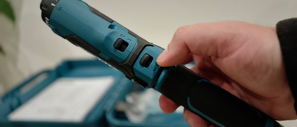 Eine Nahaufnahme des Mini-Akkuschraubers von Makita.